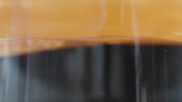 水中の黄金の液体 異なる密度は一緒に混合しない マクロケミカルプロセス — ストック動画