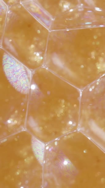 Vertikales Video Seifenblasen Auf Der Oberfläche Goldener Flüssigkeit Makrohintergrund Abstraktion — Stockvideo