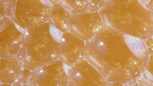 Zeepbellen Het Oppervlak Van Golden Liquid Macro Achtergrond Abstractie — Stockvideo