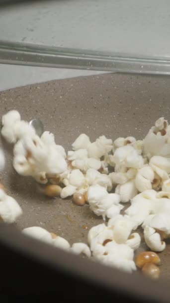 Függőleges Videó Kukoricamag Pattogtatása Serpenyőben Közelkép Egy Kissé Nyitott Fedél — Stock videók
