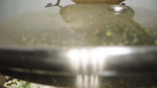 Patlamış Mısır Taneleri Patlatılır Tava Kapağı Kaldırılır Kamera Içeriyi Yakalar — Stok video