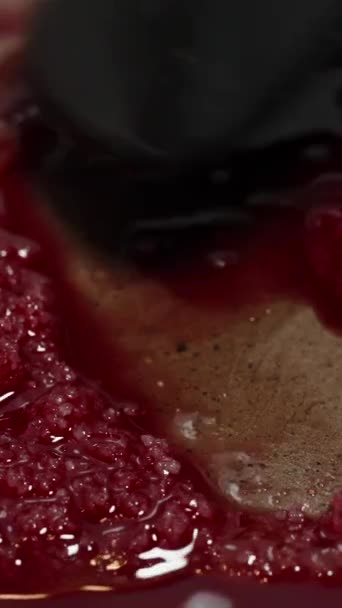 Вертикальное Видео Красный Сахарный Сироп Расплавляется Горячей Сковороде Перемешивается Силиконовой — стоковое видео