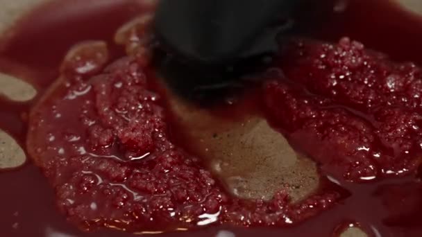 Czerwony Syrop Cukrowy Jest Topiony Gorącej Patelni Mieszany Silikonową Łopatką — Wideo stockowe