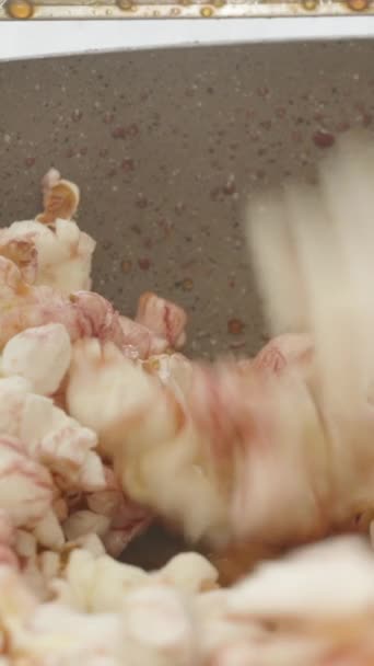 Verticale Video Maïskorrels Knallen Koekenpan Suikerstroop Spettert Popcorn Rood Macro — Stockvideo