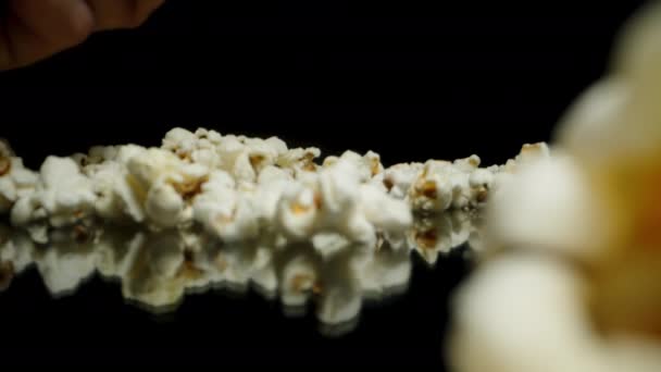 Handfull Popcorn Hälls Handen Den Svarta Bakgrunden Makro Slow Motion — Stockvideo