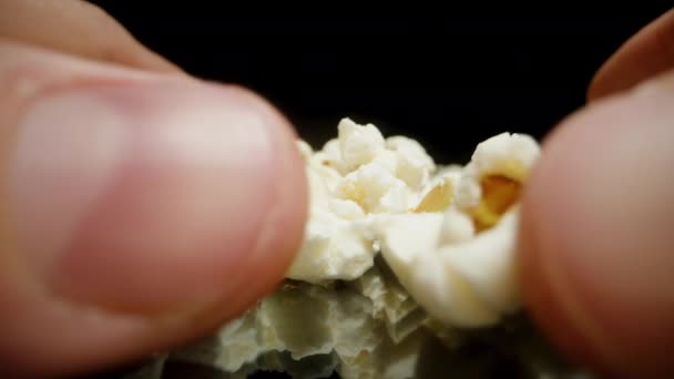 Ruce Obou Stran Zvednou Stolu Hrst Popcornu Izolované Černé Pozadí — Stock video