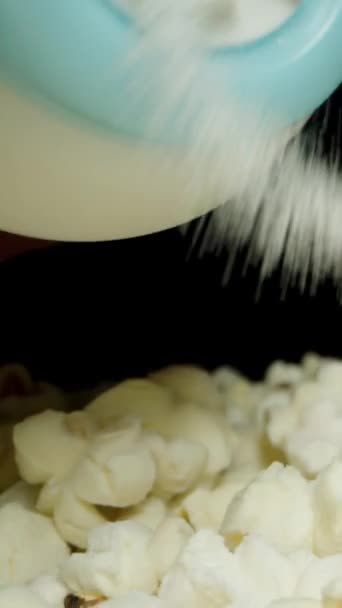 Pionowe Wideo Wszystko Pokryte Jest Popcornem Obficie Posypane Solą Zwolnij — Wideo stockowe