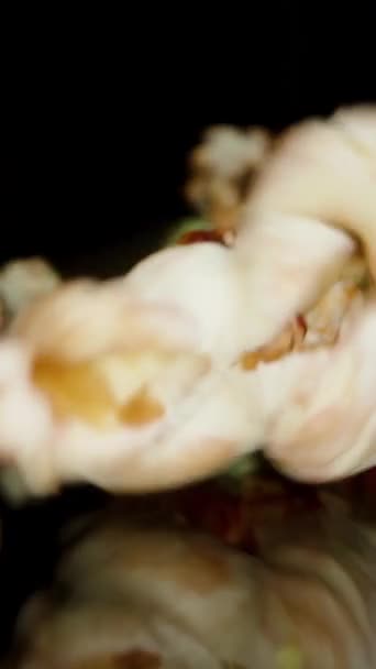 Вертикальне Відео Барвистий Солодкий Попкорн Падає Чорним Столом Повільний Макрос — стокове відео