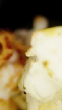 Dikey video. İçinde renkli patlamış mısır var. Makro Doli.