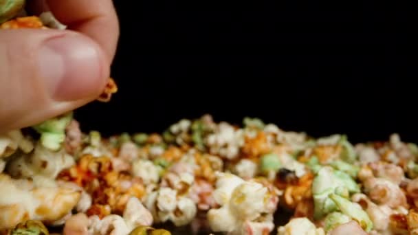 Männliche Hände Nehmen Nach Und Nach Eine Handvoll Popcorn Vom — Stockvideo