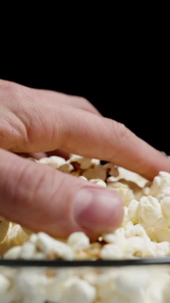 Video Verticale Una Ciotola Vetro Con Mucchio Popcorn Una Mano — Video Stock