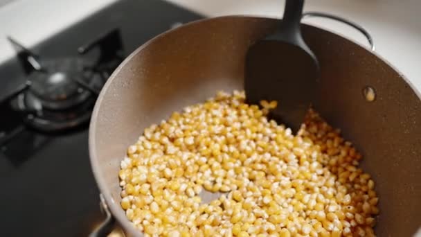 Przygotowanie Popcornu Ziarna Mieszają Się Garnku Kuchence Gazowej — Wideo stockowe