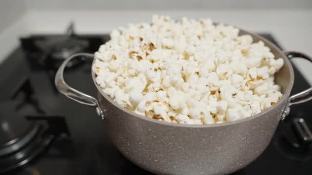 Popcorn Explodiert Boden Des Topfes Und Wirft Die Bereits Aufgetauchten — Stockvideo