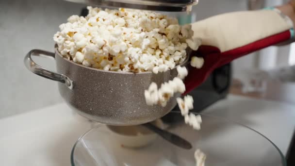 Intera Pentola Piena Popcorn Viene Versata Una Grande Ciotola — Video Stock