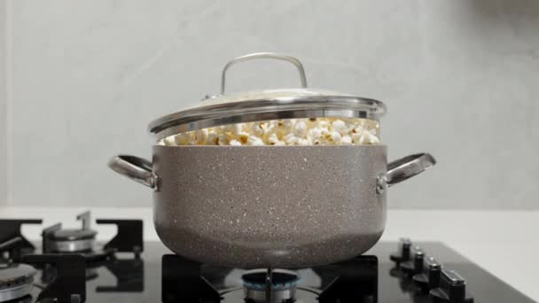 Hel Kruka Popcorn Förbereds Gasspis Med Mycket Att Locket Stiger — Stockvideo