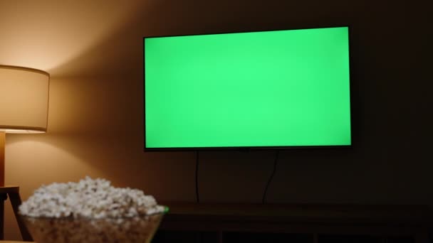 Vzorek Zelené Obrazovky Tmavé Místnosti Lampou Miskou Popcornu Které Natahuje — Stock video