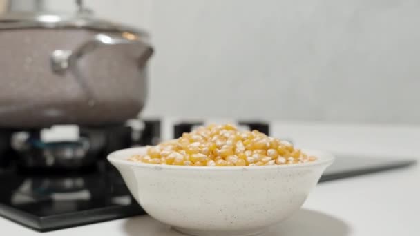 Suchá Zrnka Kukuřice Výrobu Popcornu Připraven Nalití Horkého Hrnce Sporáku — Stock video