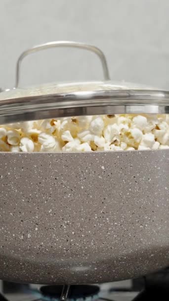 Pionowe Wideo Pokrywa Garnka Piecu Nie Może Wytrzymać Ciśnienia Popcornu — Wideo stockowe