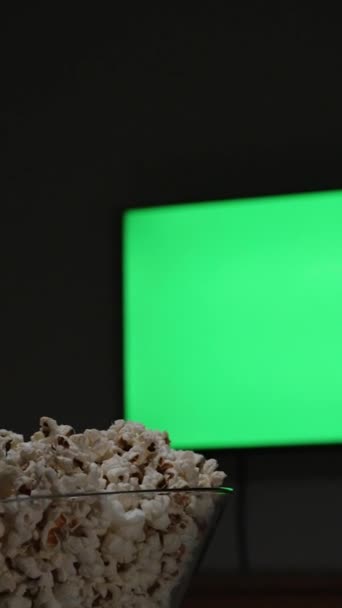 Вертикальное Видео Темной Комнате Перед Телевизором Зеленым Экраном Женщина Ест — стоковое видео