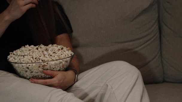 Žena Dlouhými Vlasy Sedí Pohovce Popcorn Před Televizí Hand Close — Stock video