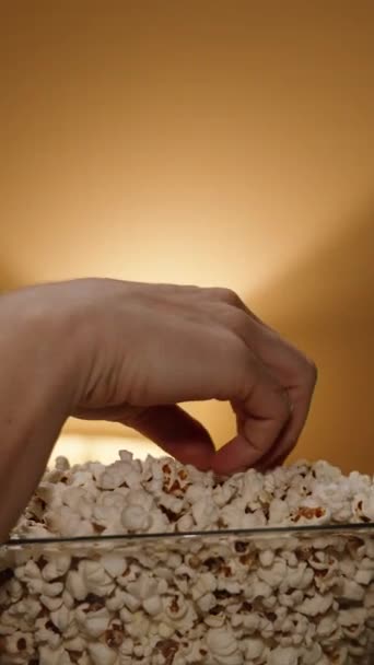 Verticale Video Een Kom Popcorn Warm Licht Kamer Van Lamp — Stockvideo