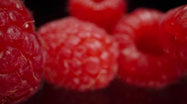 Siyah aynalı bir masaya dizilmiş kırmızı ahududular. Dolly kaydırıcı, kapat..