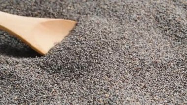 Tahta kaşık bir avuç haşhaş tohumu toplar ve gözden kaybolur..