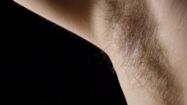 Hombre Levanta Mano Generosamente Rocía Desodorante Bajo Axila Peluda Primer — Vídeos de Stock