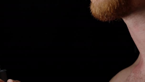 Чорна Пляшка Одеколону Чоловік Червоною Бородою Розбризкував Собі — стокове відео