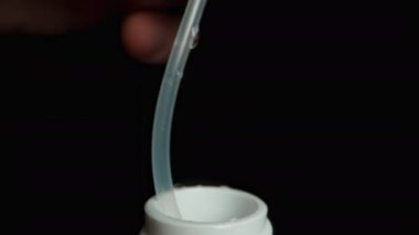 Spreyli küçük beyaz şişe, Sıvı püskürtme başlığı, Üstteki Adam Vidalar.