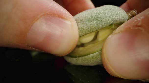 Sebuah Kacang Putih Lembut Dalam Almond Hijau Close Hand Breaking — Stok Video