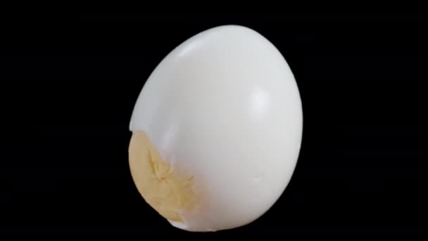 Telur Ayam Rebus Dengan Yolk Protruding Berputar Latar Belakang Hitam — Stok Video