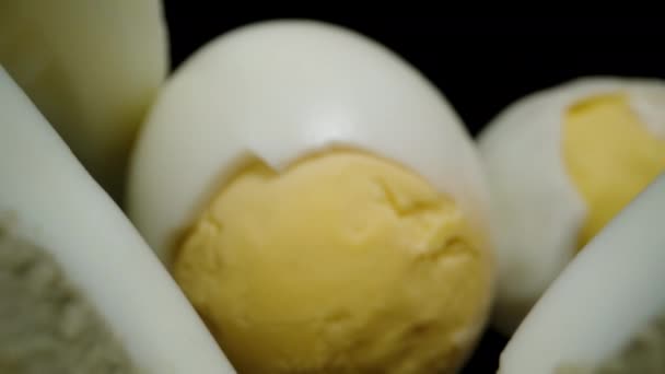 Főtt Csirketojás Félbevágva Egy Fekete Asztalon Dolly Slider Közelkép — Stock videók