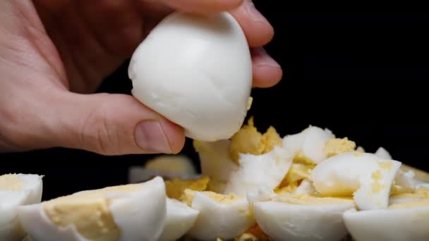 Χέρι Του Συνθλίβει Ένα Βραστό Αυγό Και Ένας Θρυμματισμένος Κρόκος — Αρχείο Βίντεο