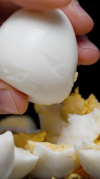 Κάθετο Βίντεο Χέρι Του Συνθλίβει Ένα Βραστό Αυγό Και Ένας — Αρχείο Βίντεο