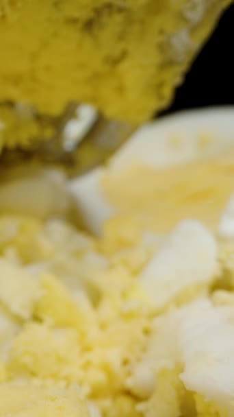 Pionowe Wideo Zmiażdżone Gotowane Jajka Kurczaka Widelcem Drewnianym Stole Suwak — Wideo stockowe