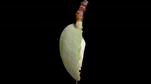 半片绿色杏仁 里面有柔软的白色果核 在黑色背景上旋转 — 图库视频影像