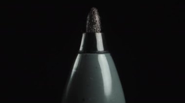 Siyah arka planda dönen siyah işaret. Makro.