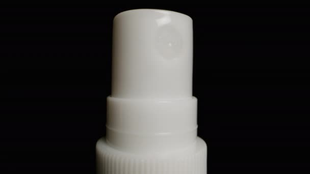 Botella Pulverización Blanca Con Una Boquilla Pulverización Primer Plano Sobre — Vídeo de stock