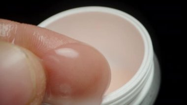 Erkeklerin parmakları, ihmal edilen el derisine krem sürerler. Yakın plan..