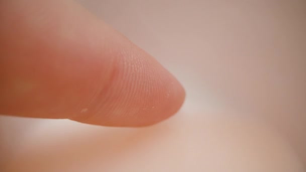 Una Gota Crema Rosa Líquida Recogida Por Dedo Mujer Del — Vídeos de Stock