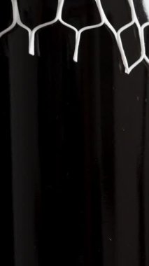 Dikey video. Beyaz yumuşak ağ şeklinde pahalı bir şarap şişesi için koruma..