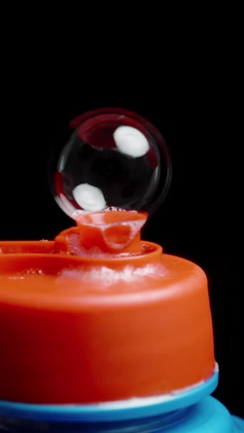 Вертикальное Видео Мыльный Пузырь Лопается Открывающейся Бутылки Чистящим Раствором Лопаясь — стоковое видео