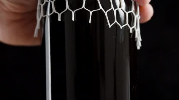 Schutz Für Eine Teure Weinflasche Form Eines Weißen Weichen Netzes — Stockvideo