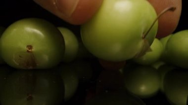 Kamera, Masadaki Yeşil Kiraz Eriklerinden Geriye Gidiyor. Siyah Arkaplanda, Teker teker.
