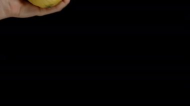 Kadın Eli 'ndeki Dev Limon Kara Arkaplanda Çerçevede Görünüyor. C vitamini.