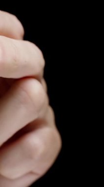 Dikey video. Yeşil erik suyu serpilmiş sakallı bir adamın yakın plan fotoğrafı. Siyah Arkaplanda Yavaş Hareket.