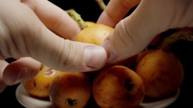 Erkek Eller Kaseden Bir Lokuat Al ve İkiye Yırt, Meyve Suyu Fışkırtır ve Tohumlar Düşer, Yavaş Hareket.