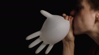 Beyaz Tıbbi Eldiven Şişiren Bir Kadın. Yavaş Hareket İzole Edildi.