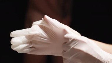 Bir Doktor Arkaplanda Odaklanamayan Çıplak Bir Adam İle İnceleme İçin Beyaz Eldivenleri Giydi.